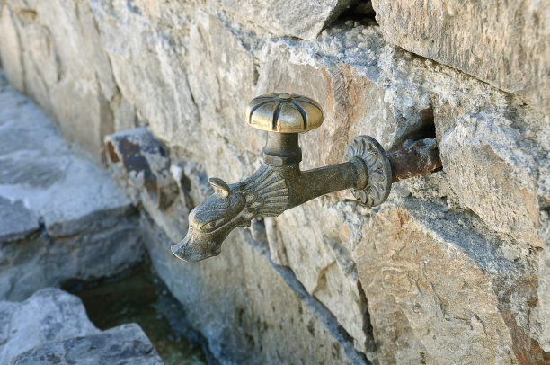 古代青铜雕刻的水龙头图片下载