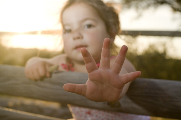 蹒跚学步的女孩在dehesa日落图片下载