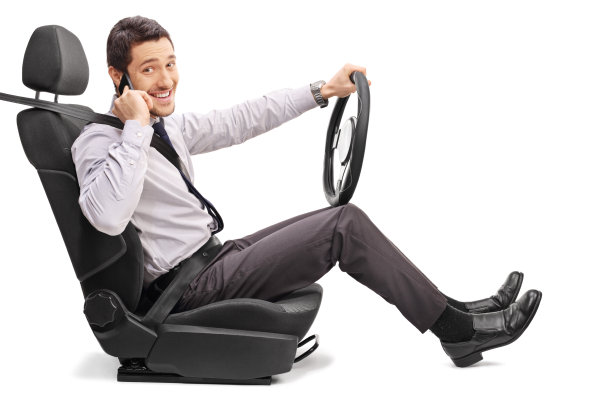 年轻的司机正在打手机图片下载