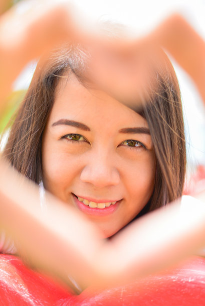 恋爱中的微笑女人图片下载