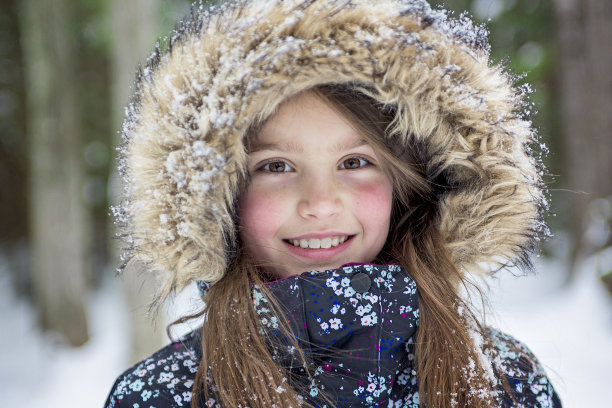 穿着冬天衣服的女孩。快乐的孩子户外照片图片下载