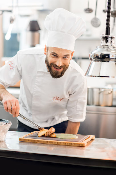 厨师在厨房做饭图片下载