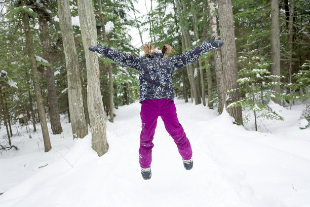 穿着冬天衣服的女孩。快乐的孩子户外照片图片下载