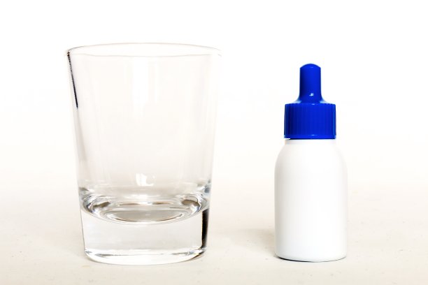 漱口水和杯子图片下载