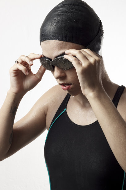 女子游泳者调整他的眼镜疲劳近图片下载