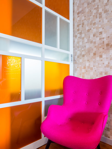 现代的客厅内部与复古家具图片下载