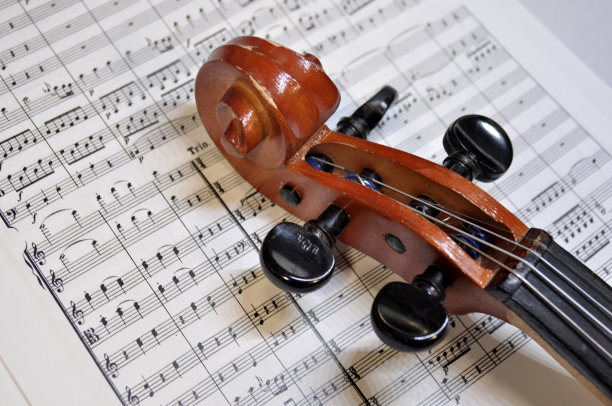 乐谱上的小提琴床头图片下载