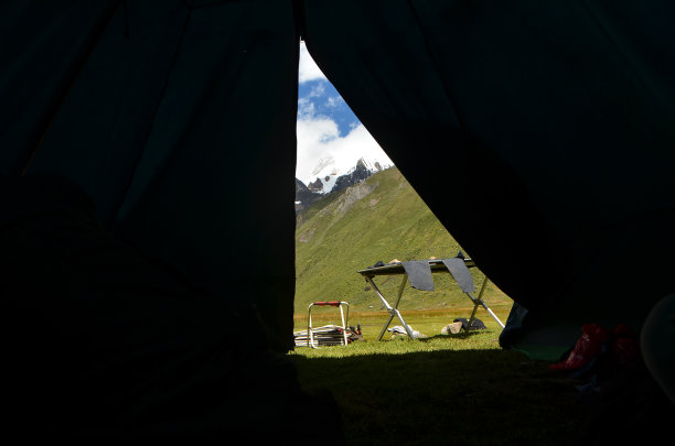 在帐篷的帘子后面图片下载