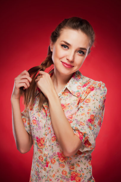 红色背景上的白种人模特的美丽照片图片下载