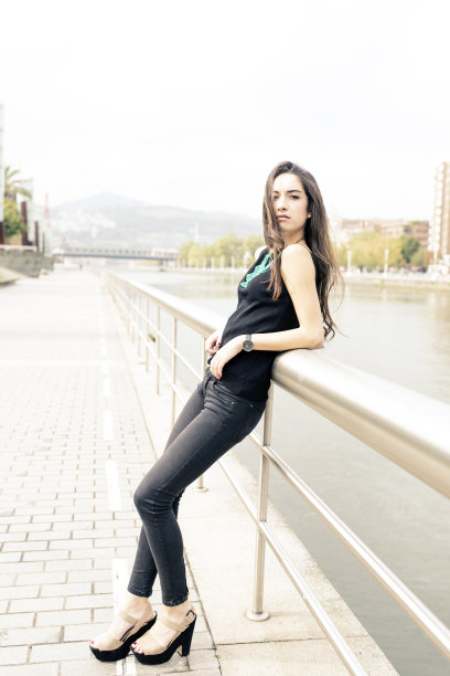 优雅美丽的女人在街上。图片下载