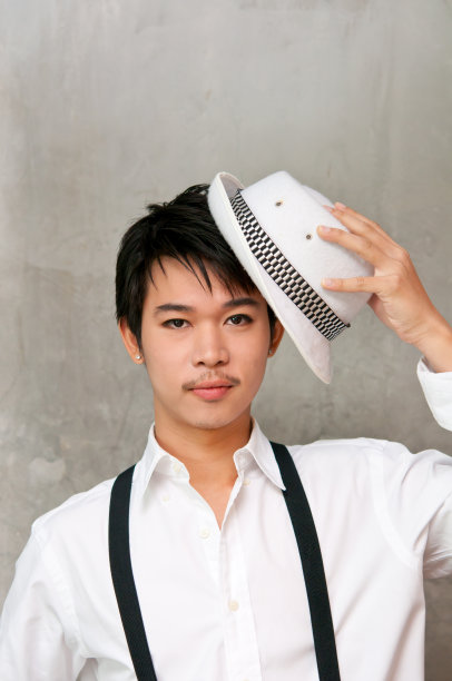 一个十几岁的男孩手里拿着帽子图片下载