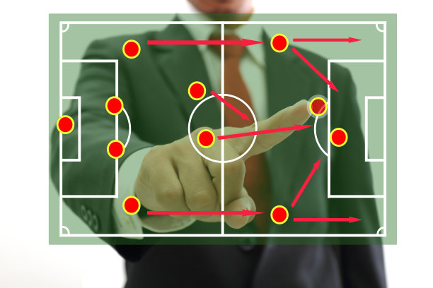 足球经理指着战略战术板图片下载