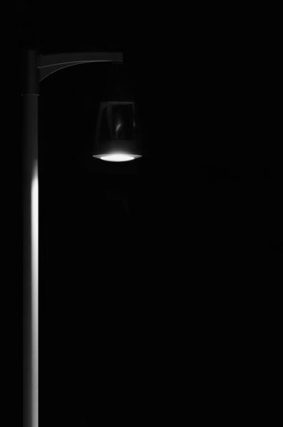 明亮的户外灯笼灯柱，孤独的概念孤立图片下载