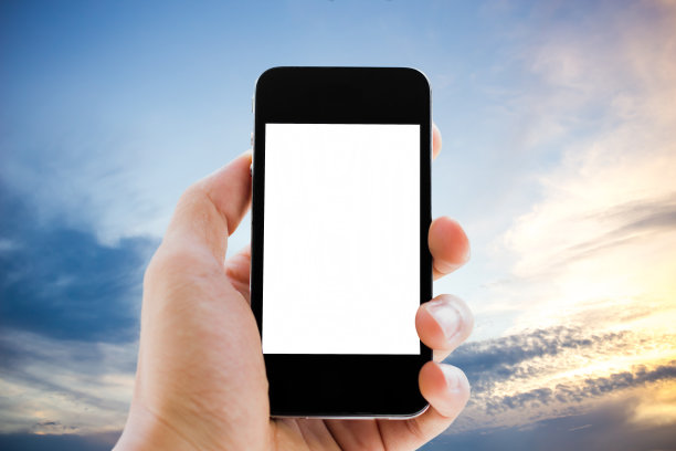 手持手机与天空背景图片下载