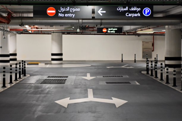 在阿拉伯联合酋长国迪拜的地下停车场图片下载