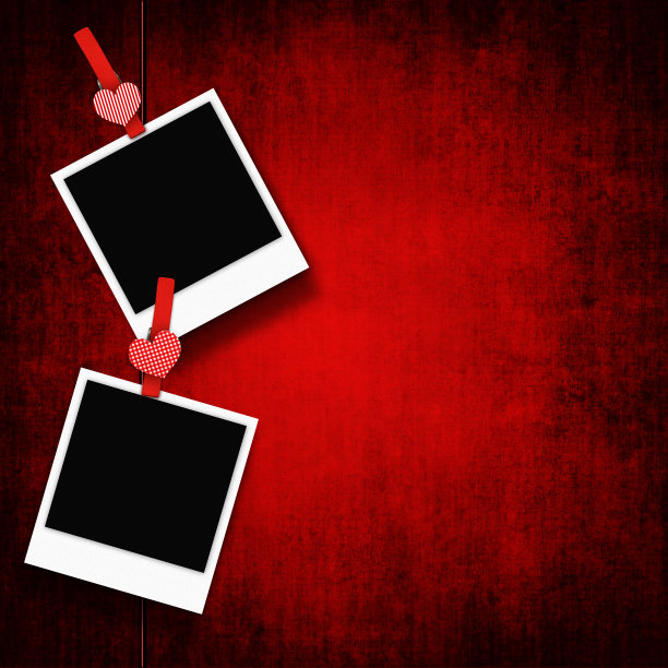 挂在晒衣绳上的照片和心形衣夹图片下载