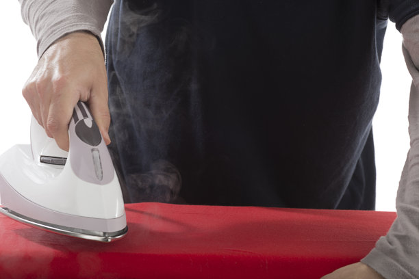 男手熨衣服图片下载