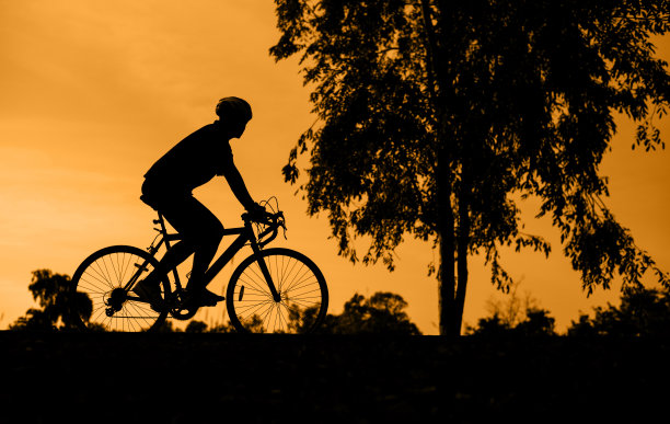 自行车的日落剪影图片下载