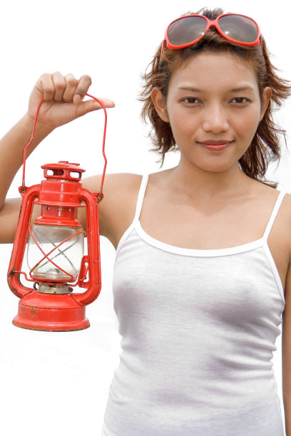 拿着煤油灯的女人图片下载