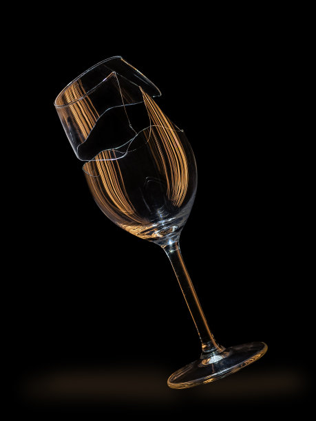 掉落的碎酒杯图片下载