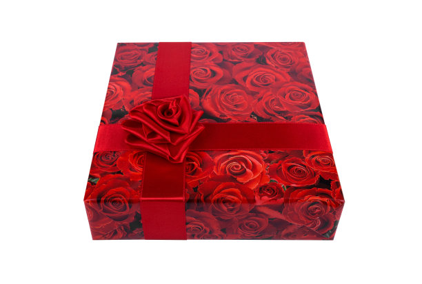 红玫瑰礼盒与丝带在一个白色的背景图片下载