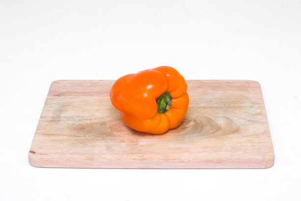 切菜板上放一整个橙甜椒图片下载