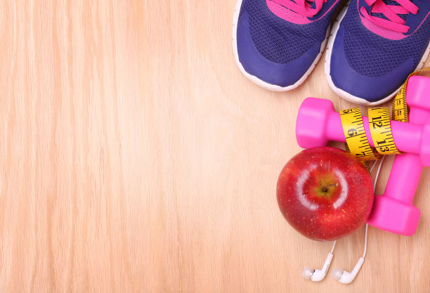 运动设备。运动鞋，哑铃，卷尺，苹果和耳机图片下载