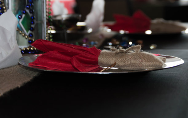 粗麻布镀银包装袋在盘子上图片下载