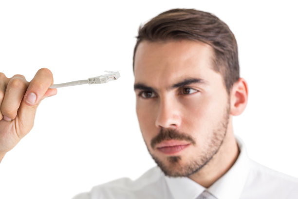 专注的商人拿着白色电缆图片下载