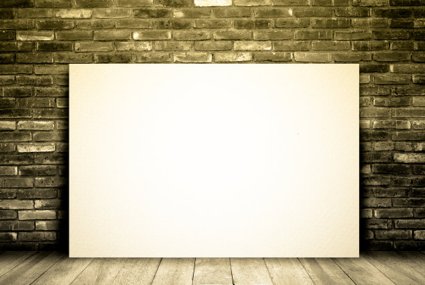 空白纸海报和砖墙。图片下载