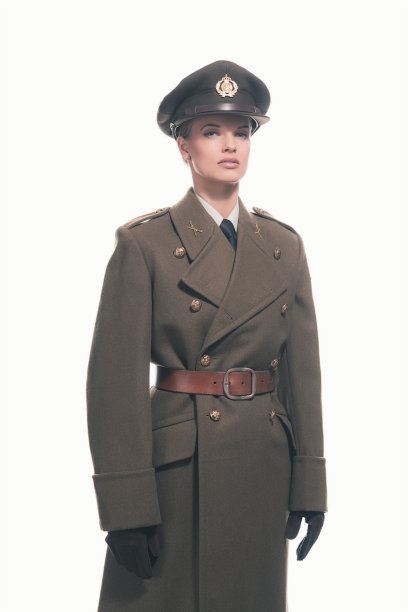 强大的复古军队妇女穿着大衣，皮带和帽子。图片下载