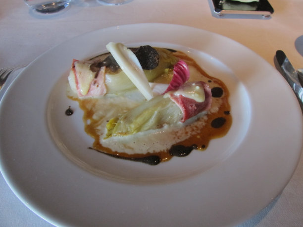 法式料理:卷心菜卷，奶酪和培根图片下载