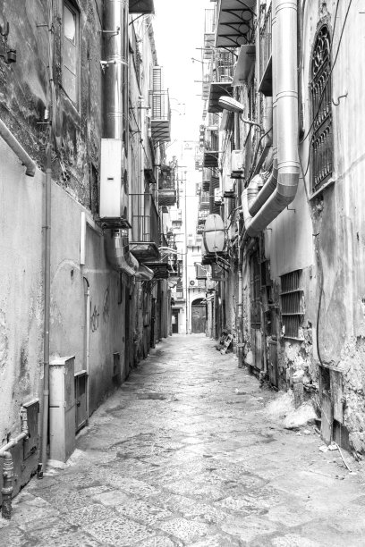 有金属管道的脏巷(BN)图片下载