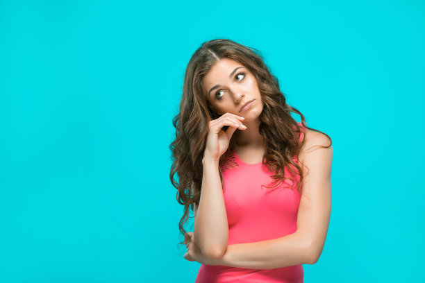 这位年轻女子的肖像充满了深思熟虑的情感图片下载