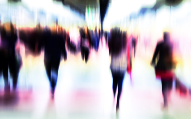 抽象商务人士在大城市的活动。运动模糊。图片下载