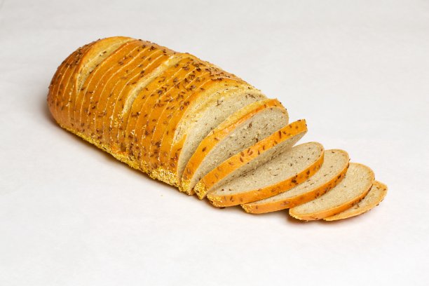 一条黑麦面包，切片图片下载