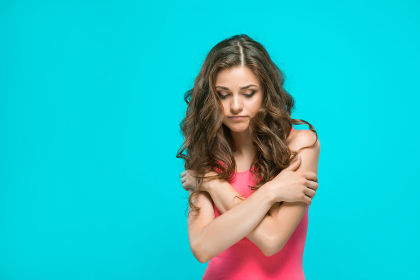 这位年轻女子的肖像充满了深思熟虑的情感图片下载