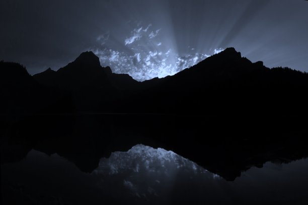 瑞士阿尔卑斯山脉的阳光图片下载