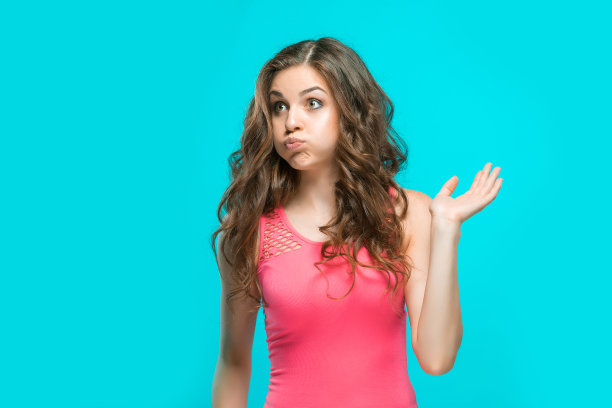 这位年轻女子的肖像洋溢着幸福的情感图片下载