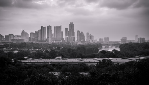 奥斯汀德克萨斯州天际线俯瞰小镇莫帕克湖和国会桥图片下载