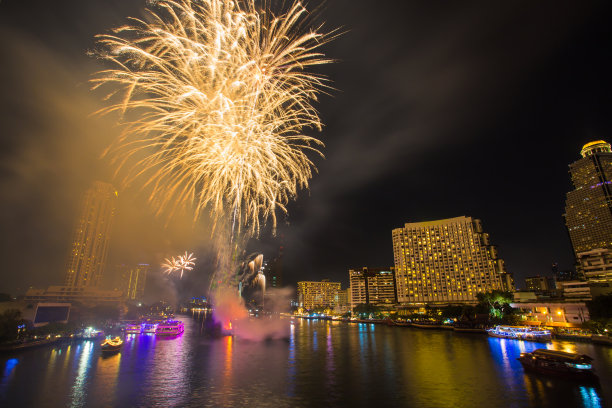 湄南河上燃放烟火庆祝倒计时图片下载