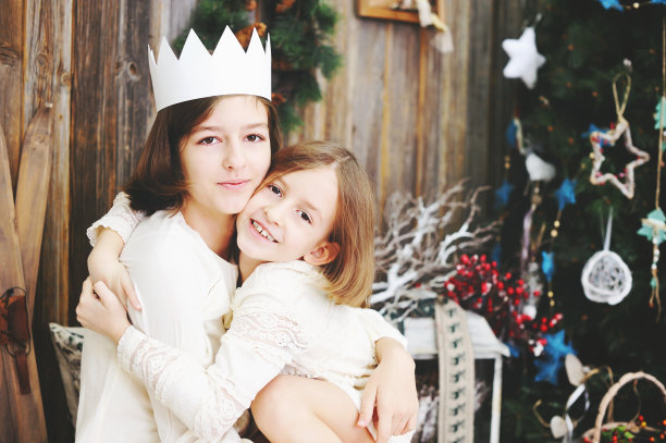 两姐妹在圣诞树前摆姿势图片下载