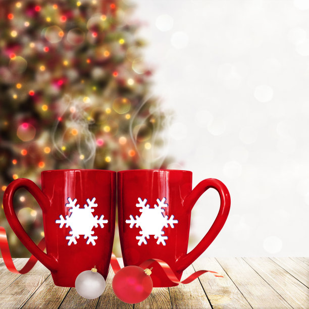 木制阳台上的圣诞杯子图片下载