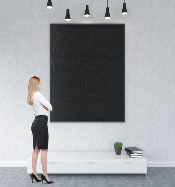 女人看着黑板图片下载