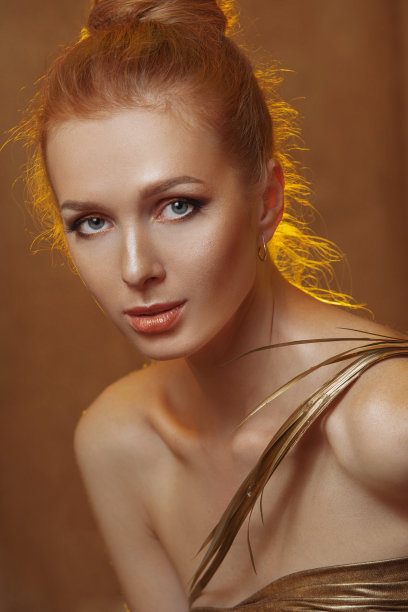 美丽的女孩金黄色的红头发。图片下载