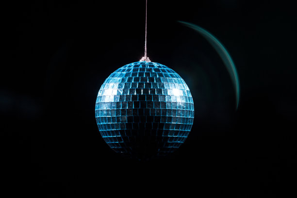 阴影中的蓝色迪斯科球图片下载