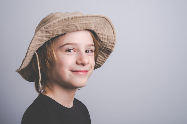 年轻的童子军微笑肖像与帽子在灰色的背景图片下载