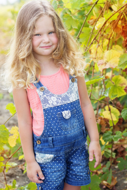 一个金发漂亮的小女孩在葡萄园里图片下载