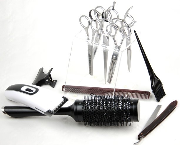 发型师剪刀和工具在白色的背景图片下载