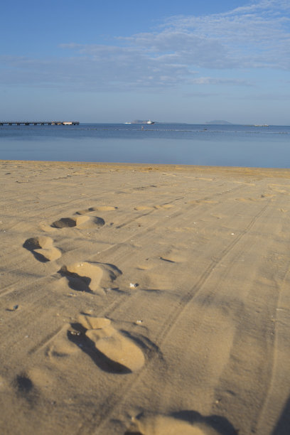 沙滩上的足迹图片下载